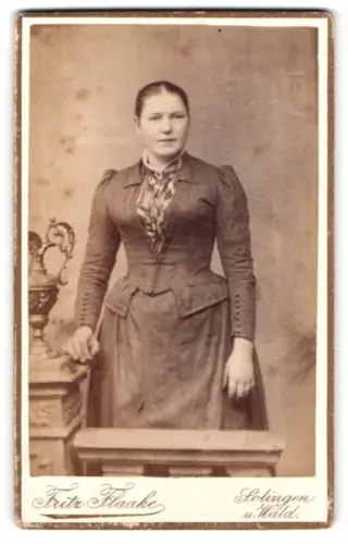 Fotografie Fritz Flaake, Solingen, Kirchstrasse 57, Porträt einer Frau in historischer Kleidung