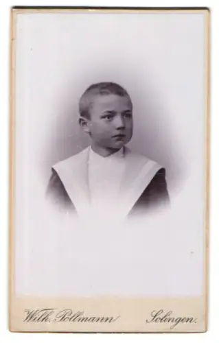 Fotografie Wilh. Pollmann, Solingen, Weyersberger-Str. 2, Porträt eines Jungen in Matrosenanzug