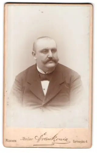 Fotografie Frankonia, München, Gärtnerplatz 4, Porträt eines Mannes mit Schnurrbart