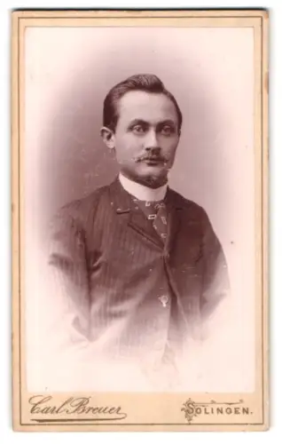 Fotografie Carl Breuer, Solingen, Casernenstr. 21, Porträt eines Mannes mit Schnurrbart