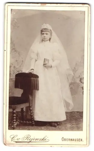 Fotografie C. v. Rojewski, Oberhausen, Marktstrasse, Mädchen im weissen Kleid mit Schleier