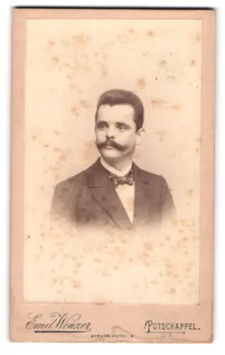 Fotografie Emil Winzer, Potschappel, Dresdnerstrasse, Portrait eines Herrn mit markantem Schnurrbart