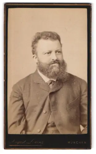Fotografie August Lorenz, München, Dachauerstr. 6, Porträt eines bärtigen Mannes