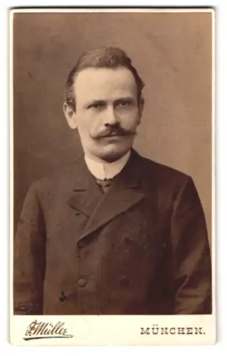 Fotografie Georg Stuffler, München, Residenzstrasse 10, Porträt eines Herren mit markantem Schnurrbart