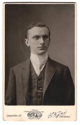 Fotografie L. K. Jué, Dessau, Leopoldstr. 27, Portrait eines eleganten Herrn