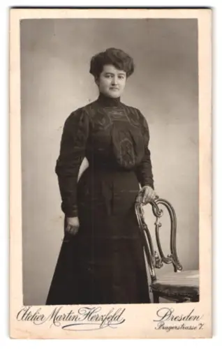Fotografie Martin Herzfeld, Dresden, Pragerstrasse 7, Portrait einer Dame mit Stuhl