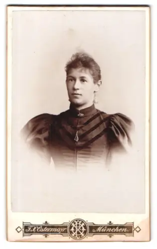 Fotografie F.X. Ostermayr, München, Karlsplatz 6, Porträt einer jungen Frau