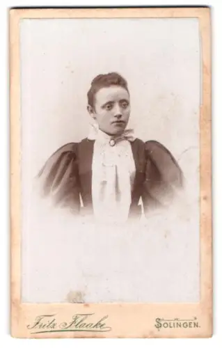 Fotografie Fritz Flaake, Solingen, Kirchstrasse 57, Porträt einer Frau im viktorianischen Kleid