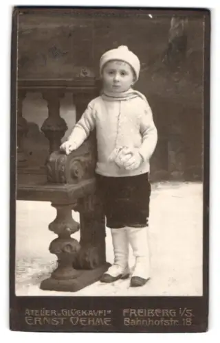 Fotografie Ernst Oehme, Freiberg i. S., Bahnhofstr. 18, Junge in Winterkleidung