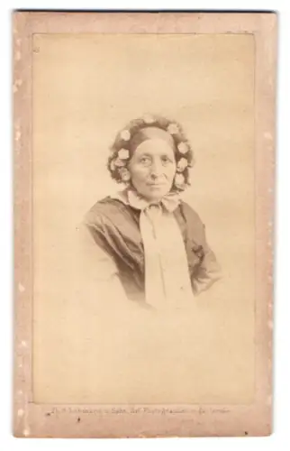 Fotografie Th. Schumann & Sohn, Karlsruhe, Portrait einer älteren Dame