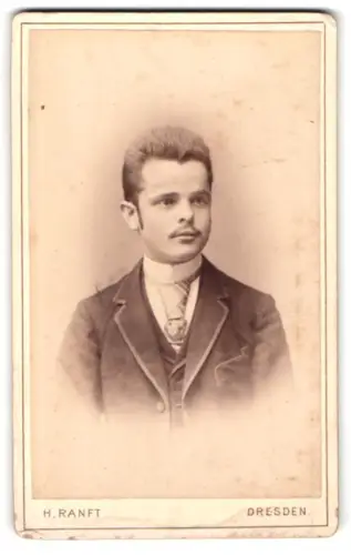 Fotografie H. Ranft, Dresden, Marienstrasse 12, Porträt eines Herren