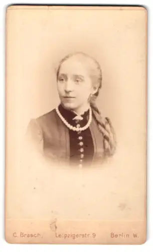 Fotografie C. Brasch, Berlin, Leipzigerstr. 9, Porträt einer jungen Frau mit Zopf