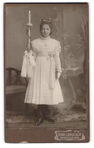 Fotografie Gebr. Laifle & Co., Regensburg, von der Tann-Strasse 7, Mädchen mit Kerze