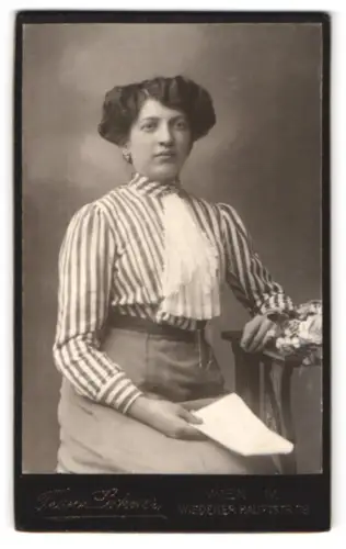 Fotografie Franz Lechner, Wien, Wiedner Hauptstrasse 73, Porträt einer Frau mit gestreifter Bluse
