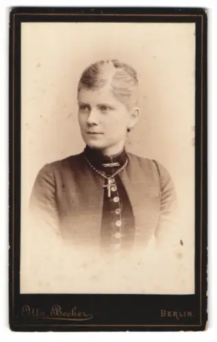 Fotografie Otto Becker, Berlin, Leipziger Str. 94, Porträt einer Dame mit Kreuzanhänger