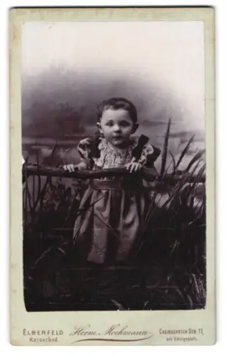 Fotografie Herm. Mochmann, Elberfeld, Casinogarten-Str. 17, Porträt eines Kindes