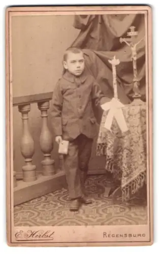 Fotografie E. Herbst, Regensburg, Fabeckstrasse 41, Junge mit Kerzenständer