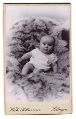 Fotografie Wilh. Pollmann, Solingen, Weyerberger-Str. 2, Kleines Kind auf Fell