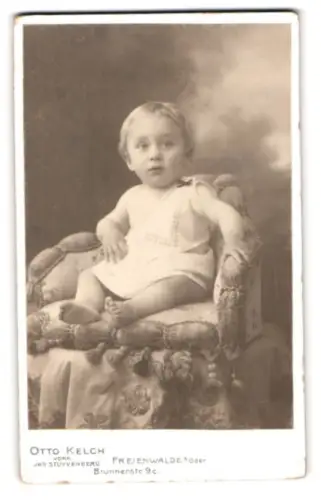 Fotografie Otto Kelch, Freienwalde an der Oder, Brunnenstrasse 9c, Kleinkind auf gepolstertem Sessel