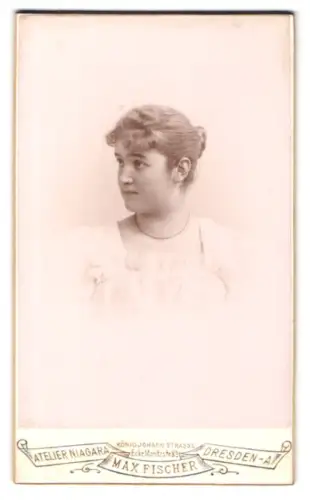Fotografie Max Fischer, Dresden, König Johann Strasse Ecke Moritzstrasse, Porträt einer jungen Frau