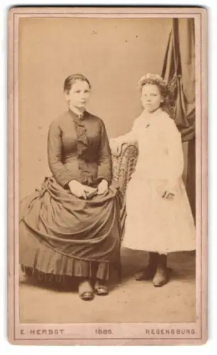 Fotografie E. Herbst, Regensburg, Zwei Damen in zeitgenössischer Kleidung