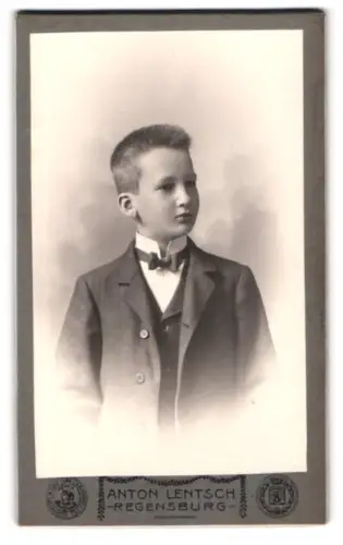 Fotografie Anton Lentsch, Regensburg, Obermünsterstrasse 186 c, Porträt eines Jungen im Anzug