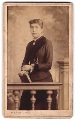 Fotografie P. Barth, Elberfeld, Herzogstrasse 4, Dame mit Buch