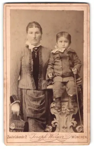 Fotografie Joseph Werner, München, Zweibrückenstr. 2, Mutter mit Kind auf verziertem Sockel