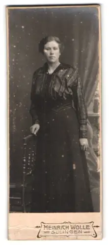 Fotografie Heinrich Wolle, Sulingen, Frau stehend mit Stuhl