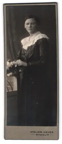 Fotografie Atelier Heyer, Bassum, Porträt einer jungen Frau mit Blumen