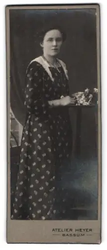 Fotografie Atelier Heyer, Bassum, Frau mit Blumenarrangement