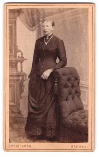 Fotografie Louis Koch, Bremen, Auf der Brake 20, Dame mit elegantem Kleid