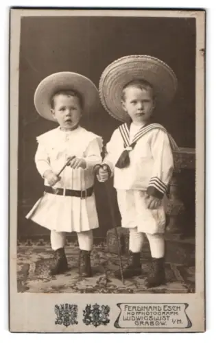 Fotografie Ferdinand Esch, Ludwigslust, Zwei Jungen in Matrosenanzügen