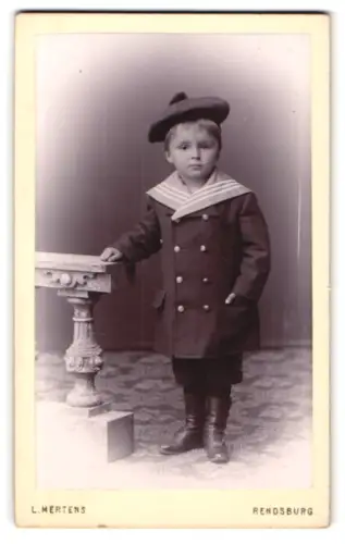 Fotografie L. Mertens, Rendsburg, Am Gymnasium, Porträt eines Jungen in Matrosenanzug