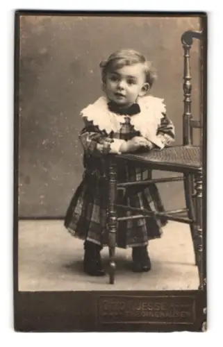 Fotografie Otto Lüesse, Thedinghausen, Kind in traditioneller Kleidung