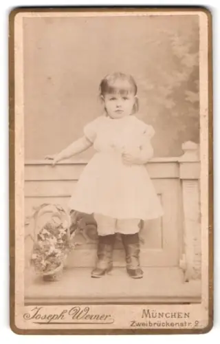 Fotografie Joseph Werner, München, Zweibrückenstr 2, Mädchen auf Balustrade