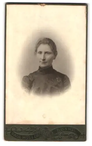 Fotografie Paul Müller, Rønne, Frau mit hochgeschlossenem Kleid