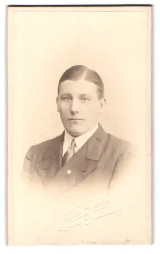 Fotografie G. Stöckel, Rønne, Porträt eines jungen Mannes