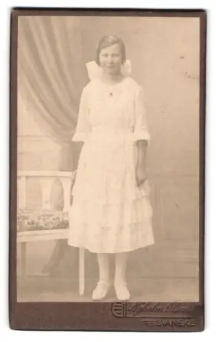 Fotografie Nyholm Olsen, Svaneke, Ganzkörperporträt einer jungen Frau