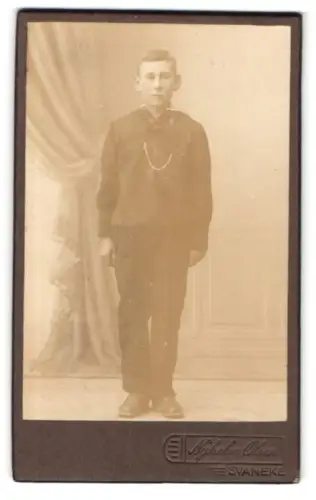 Fotografie Nyholm Olsen, Svaneke, Junge im Matrosenanzug