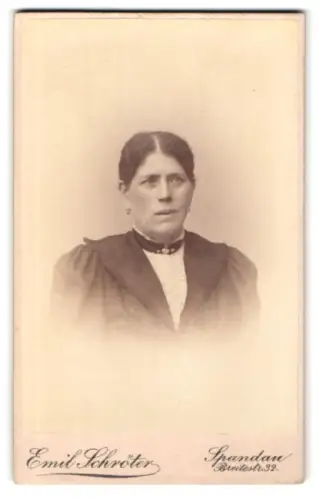 Fotografie Emil Schröter, Spandau, Breitestr. 32, Porträt einer Frau