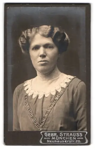 Fotografie Gebr. Strauss, München, Neuhauserstr. 20, Porträt einer Frau