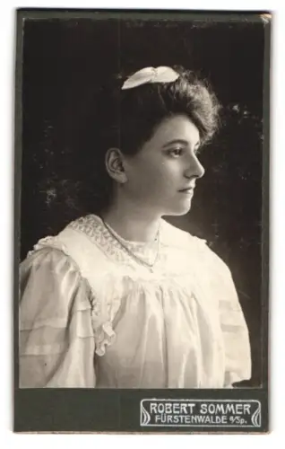 Fotografie Robert Sommer, Fürstenwalde, Müncheberger Strasse 9, Porträt einer jungen Frau im Profil