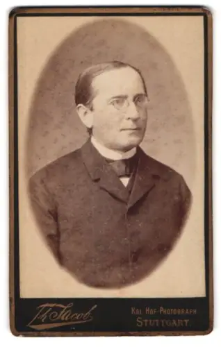Fotografie Th. Jacob, Stuttgart, Porträt eines Mannes mit Brille