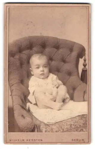 Fotografie Wilhelm Kersten, Berlin, Krausen-Str. 40, Kleines Kind auf gepolstertem Sessel