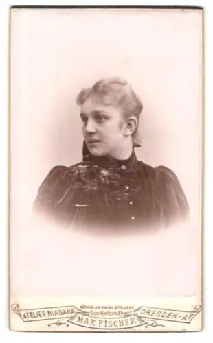 Fotografie Max Fischer, Dresden, König Johann Strasse, Porträt einer jungen Frau