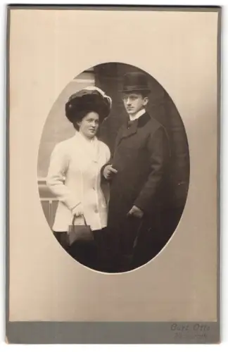 Fotografie Curt Otto, Ort unbekannt, Elegantes Paar im Freien