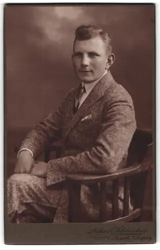Fotografie Arthur Schleicher, Oetzsch bei Leipzig, Gautzscherstrasse 24, Porträt eines jungen Mannes