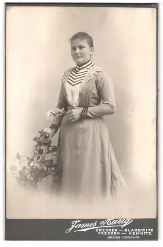 Fotografie James Aurig, Dresden-Blasewitz, Porträt einer jungen Frau mit Blumen