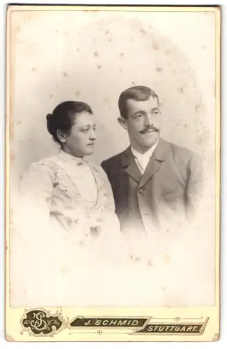 Fotografie J. Schmid, Stuttgart, Ein elegantes Paar in edler Pose